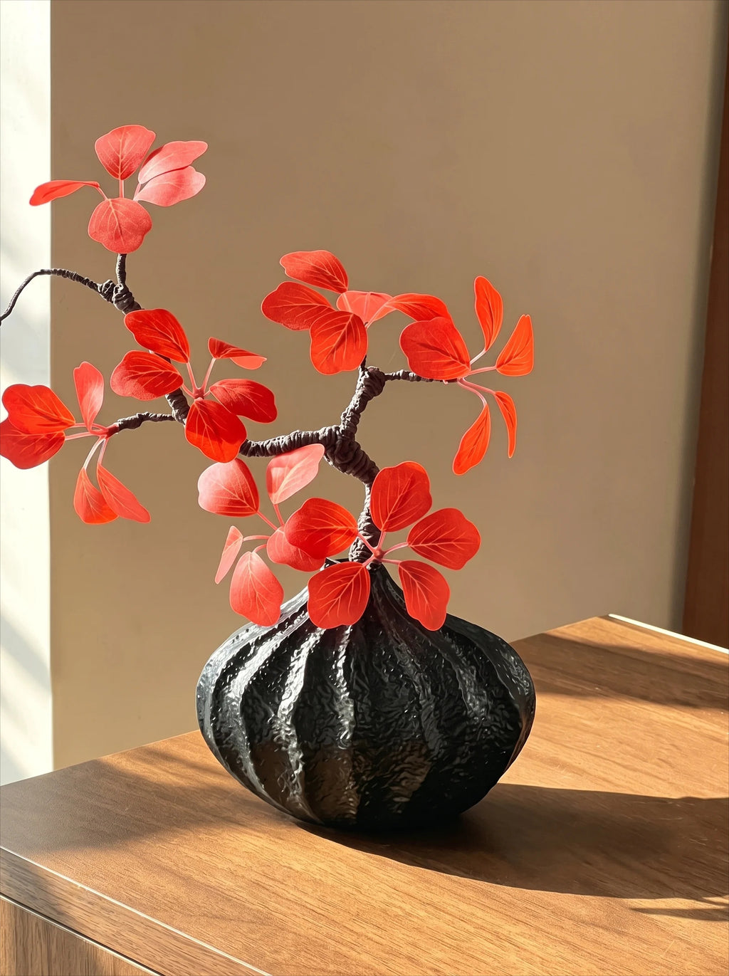 Orientalisches Luxus-Karmesinrotes Blatt Skulpturales Kunstblumenarrangement  