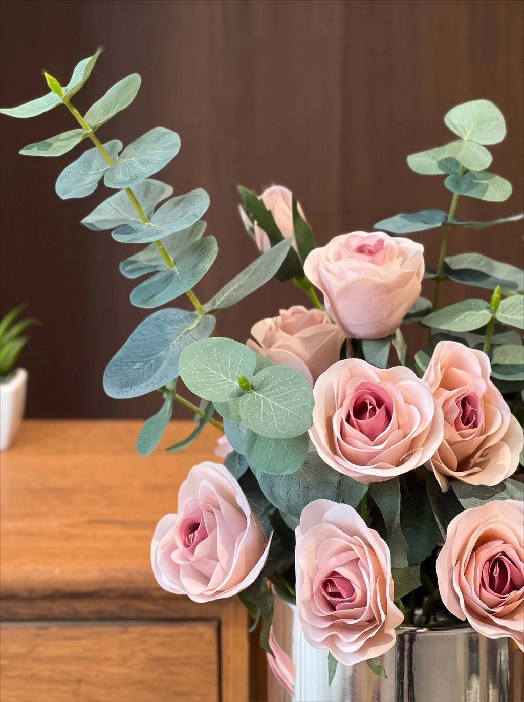 Staubige Rose & Eukalyptus-Hug-Eimer Kunstblumenarrangement