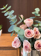 Staubige Rose & Eukalyptus-Hug-Eimer Kunstblumenarrangement