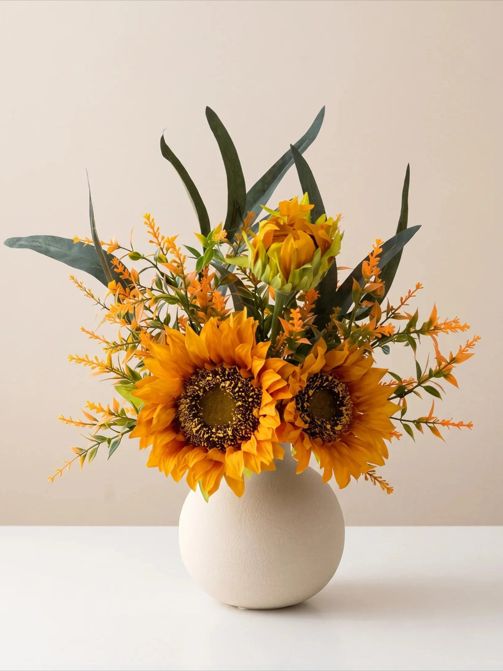 Sonniges künstliches Sonnenblumen-Blumenarrangement