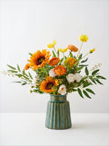 Goudgeel faux bloemstuk met zonnebloemen en ranonkels