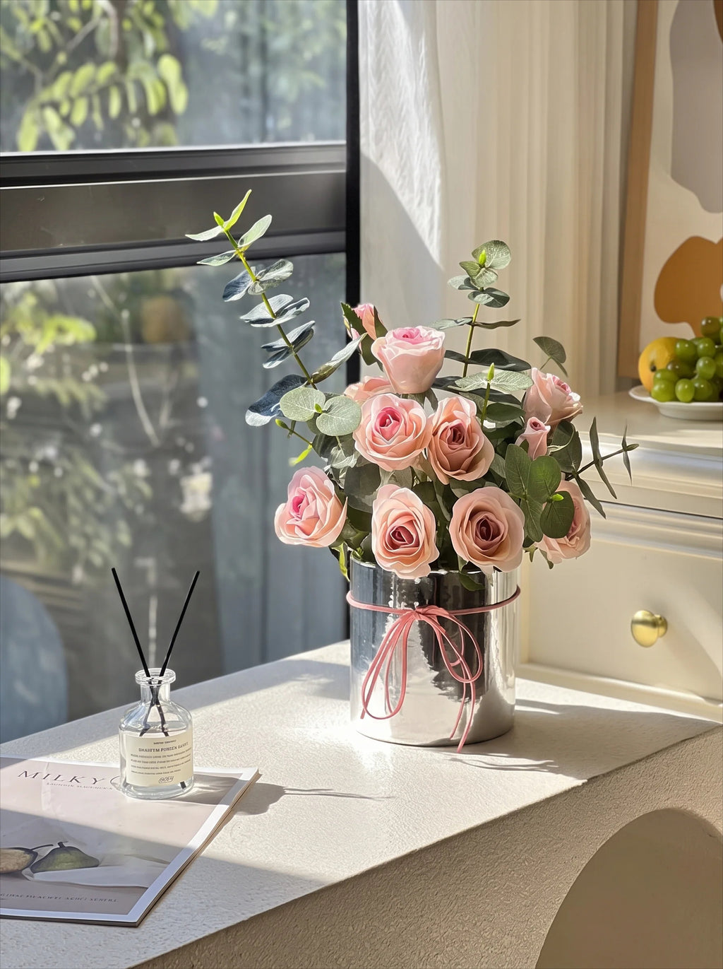 Staubige Rose & Eukalyptus-Hug-Eimer Kunstblumenarrangement