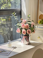 Staubige Rose & Eukalyptus-Hug-Eimer Kunstblumenarrangement