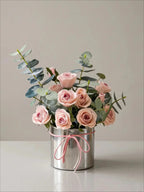 Composition florale fausse Seau étreinte rose poussiéreuse et eucalyptus