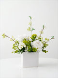 Luxuriöse moderne künstliche Blumenkomposition mit weißen Rosen und Kamelien