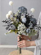 Künstliches Blumenarrangement - Blaue & Weiße Blüten mit Dunklem Laub