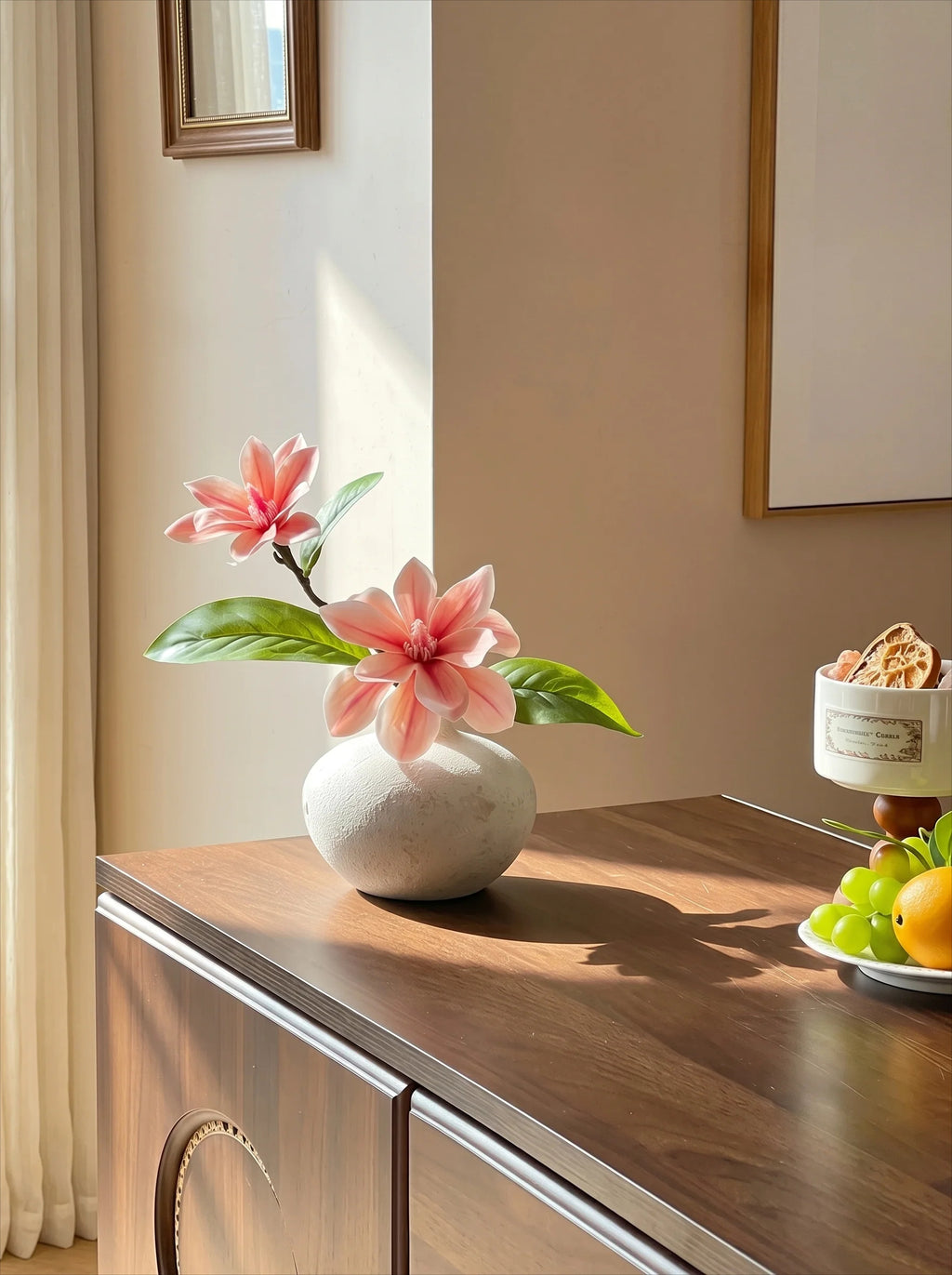 Ruhiges Blush-Magnolien Skulpturales Kunstblumenarrangement  