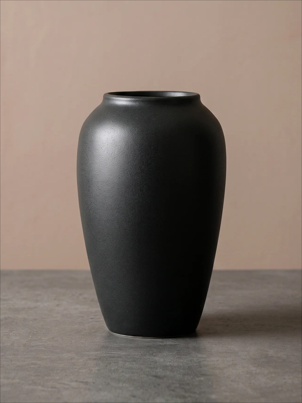 Svart skulptural vas i wabi-sabi-stil