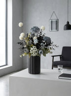 Künstliches Blumenarrangement - Blaue & Weiße Blüten mit Dunklem Laub