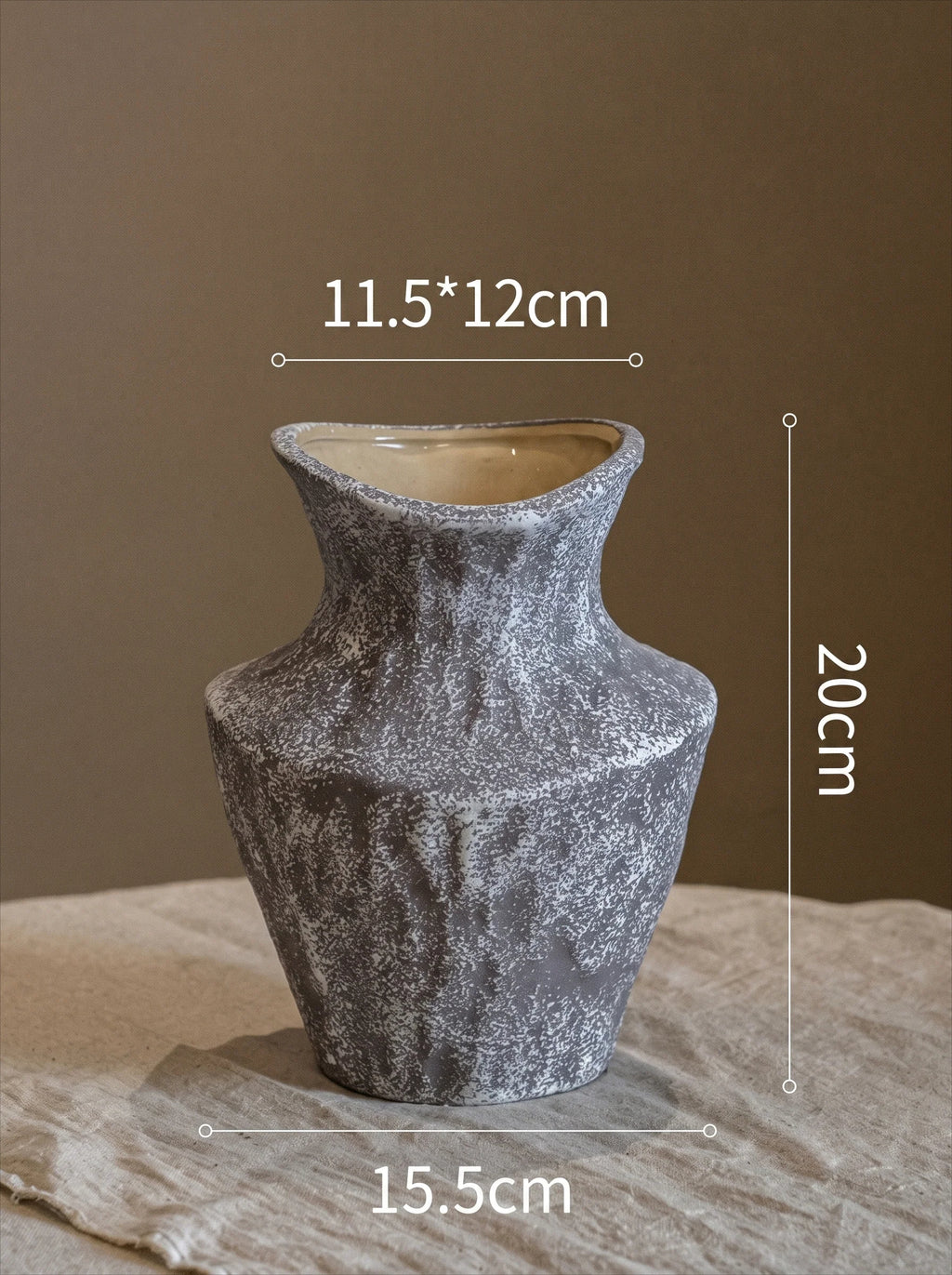 侘び寂びの質感を持つ木炭色の陶器製職人花瓶