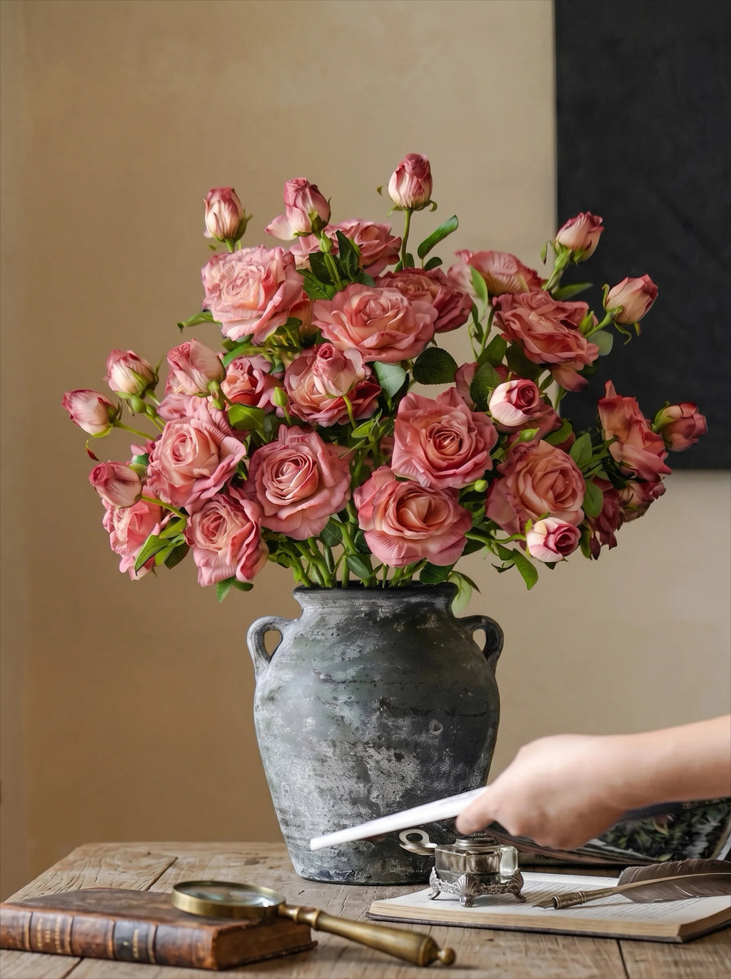 Arrangement floral artificiel élégant - rose rose et verdure