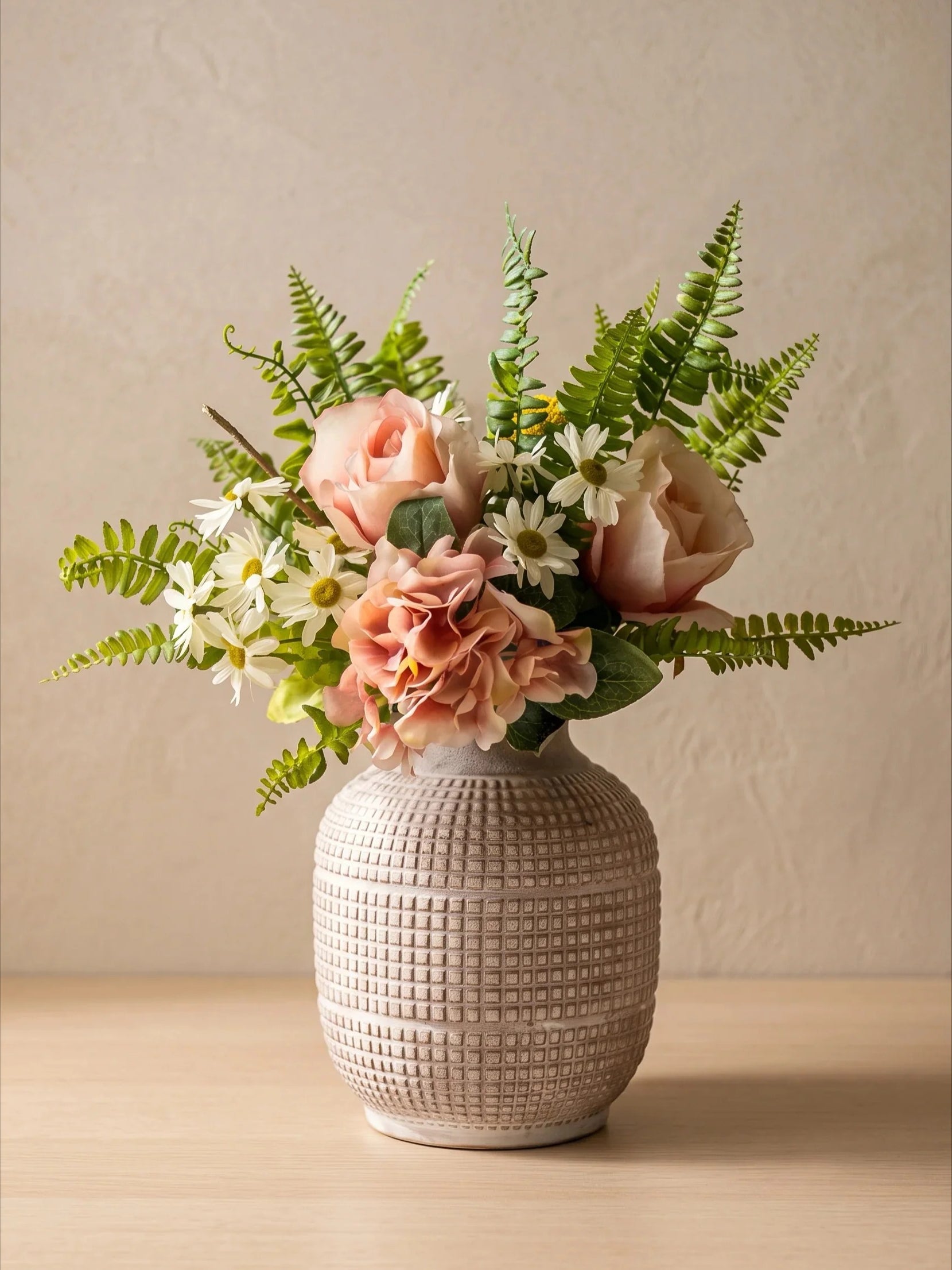 Rodnad romans rosa ros hortensia och prästkrage konstblommig arrangemang