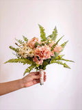 Rodnad romans rosa ros hortensia och prästkrage konstblommig arrangemang