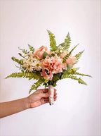 Rodnad romans rosa ros hortensia och prästkrage konstblommig arrangemang