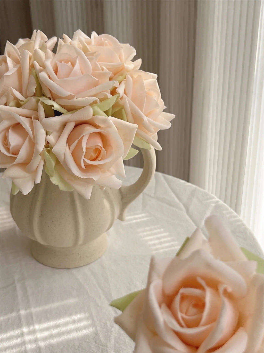 Künstliches Rosenarrangement - Champagner (10 Stiele / 10 Rosen)