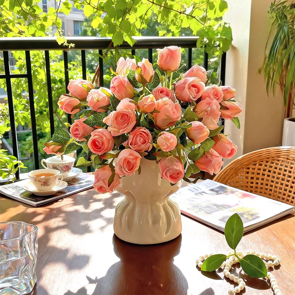 Composition florale fausse Bouquet de roses rose poudré aux bords brûlés