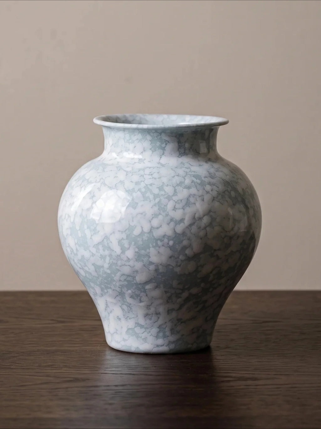 Moderne eisblaue Keramikvase mit Schneeflocken-Glasur