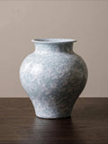 Moderne eisblaue Keramikvase mit Schneeflocken-Glasur