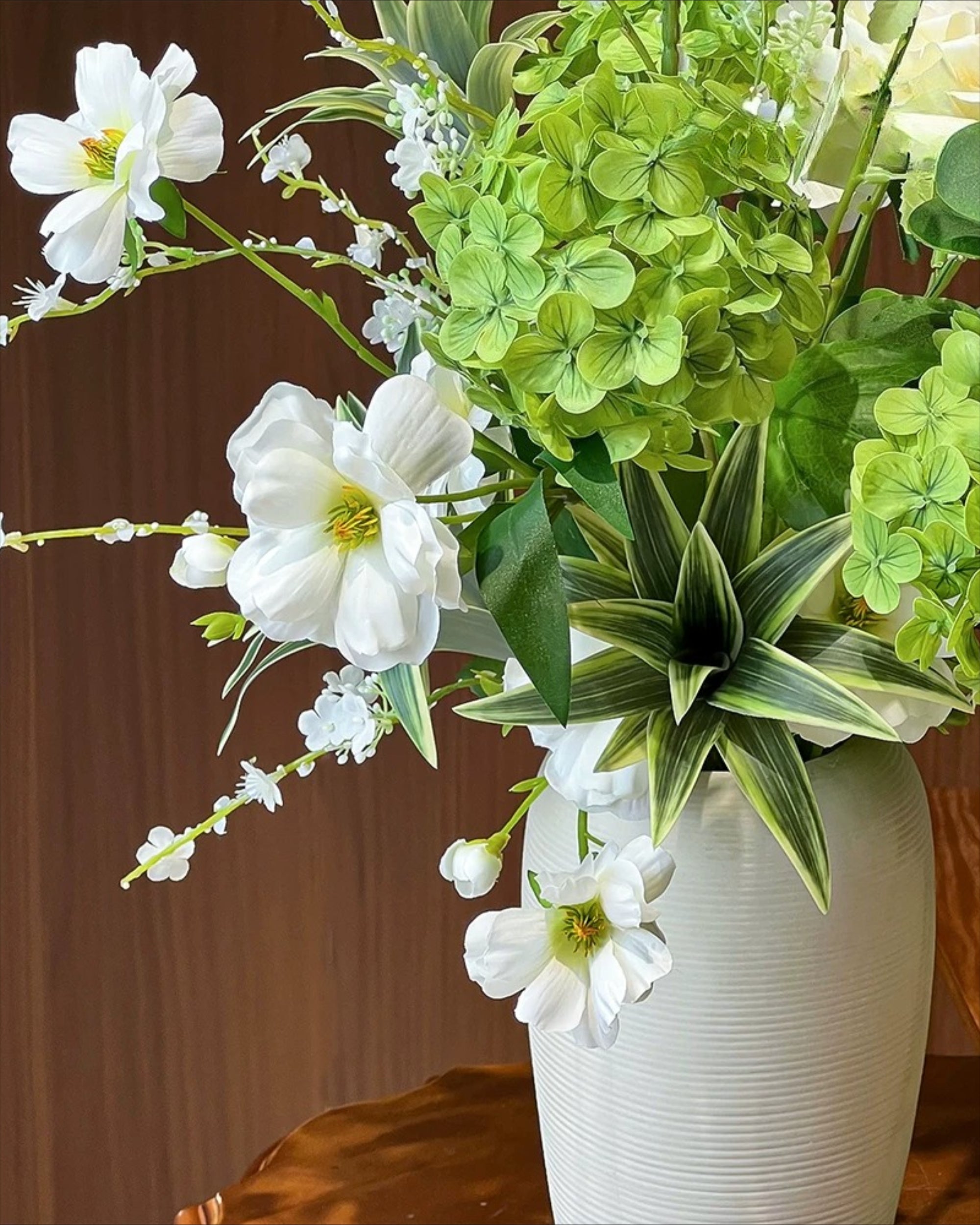 Arrangement floral artificiel Hortensia Vert Frais Vintage et Cosmos Blanc