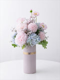 Scandinavisch romantisch faux bloemstuk met lente- pioenrozen en hortensia's
