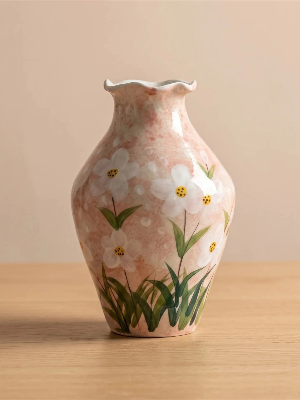 Handbeschilderde oudroze keramieken bloemenvaas