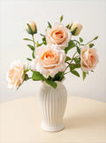 Ethereales Rosenblüten-Ensemble Kunstblumenarrangement