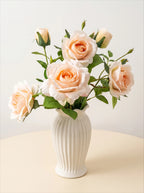 Ethereales Rosenblüten-Ensemble Kunstblumenarrangement