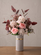 Blush romance luxe roze artisanale kunstbloemschikking