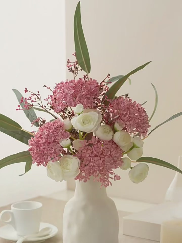 Französisch-romantisches künstliches Blumenarrangement in Rosa mit Hortensien und Kamelien