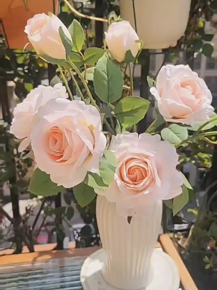 Composition florale fausse Ensemble pétales de rose éthéré