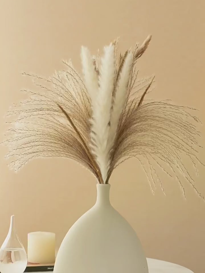 Luxuriöse nordische künstliche Blumenkomposition mit flauschigem Pampasgras