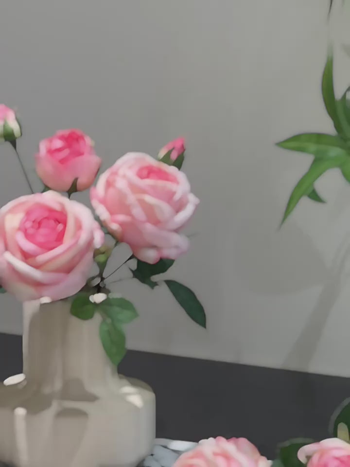 Composition florale fausse Mise en scène de table rose poudré éthérée