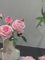 Composition florale fausse Mise en scène de table rose poudré éthérée