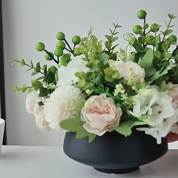Luxueuse composition florale artificielle nordique aux fleurs fraîches d’été