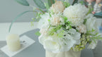 Modernes minimalistisches künstliches Blumenarrangement in Weiß mit Rosen und Beeren