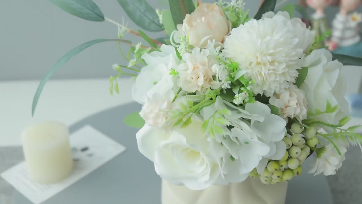 Modernes minimalistisches künstliches Blumenarrangement in Weiß mit Rosen und Beeren