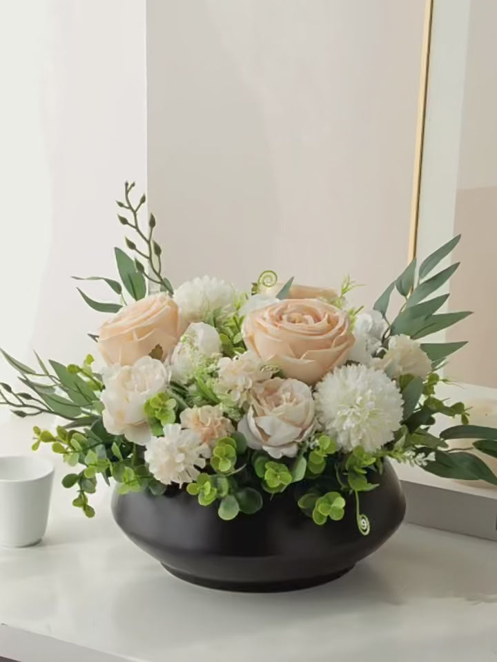 Luxueuse composition florale artificielle nordique avec roses couleur champagne fraîches